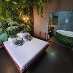 Tropicana Jacuzzi Apartment