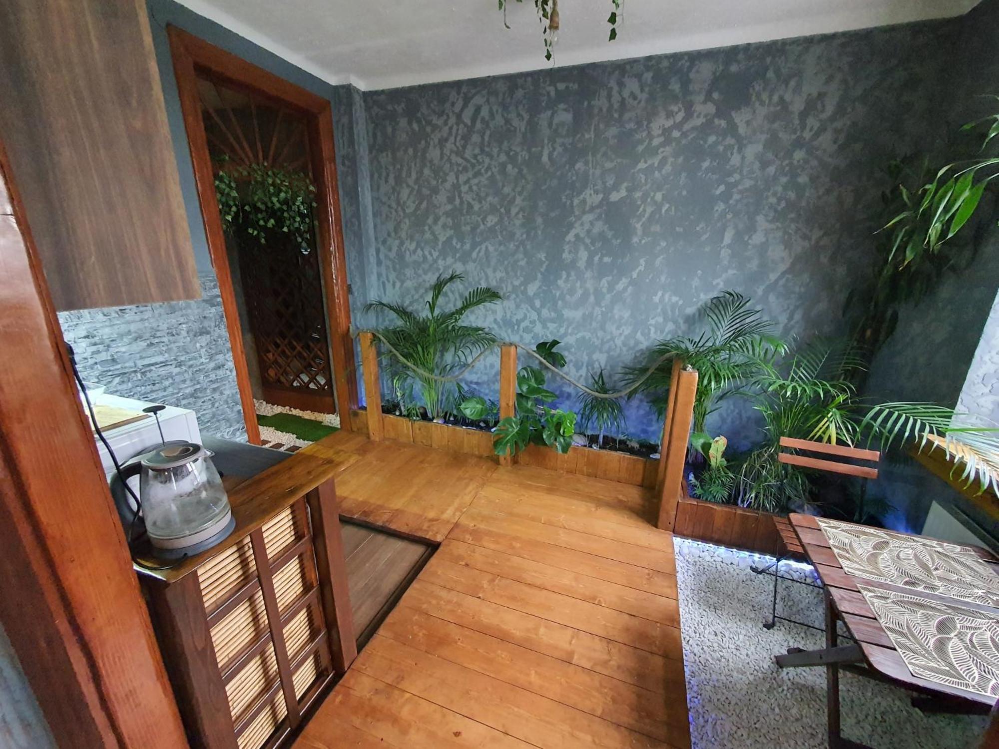 Tropicana Jacuzzi Apartment